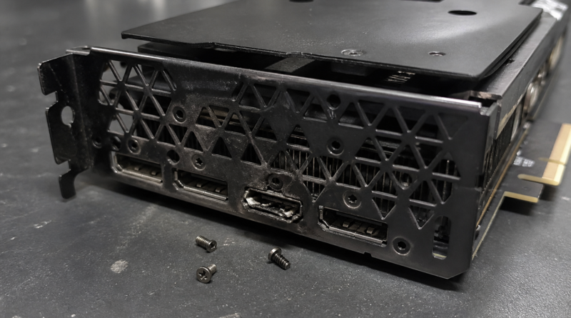 Klient zgłasza uszkodzony port HDMI i brak śrub po serwisie karty GIGABYTE