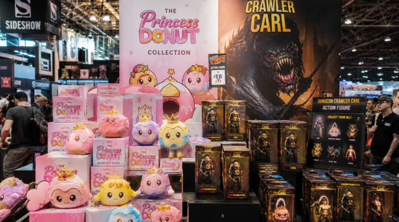 Pluszaki Princess Donut z blind boxów pokazane na NYCC obok figurek Dungeon Crawler Carl