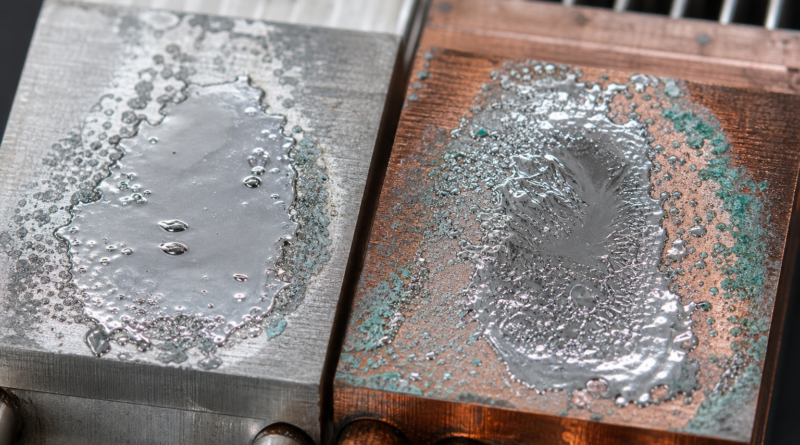 Dwuletni test ciekłego metalu: wysoka przewodność, ale problemy po reakcji z aluminium i miedzią